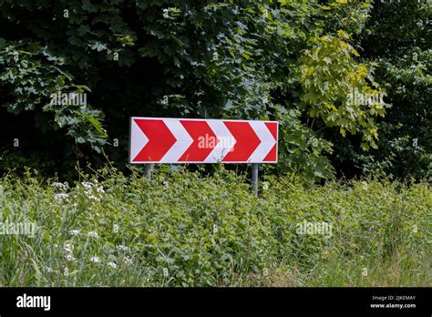 Un panneau routier installé sur la route pour réguler la circulation