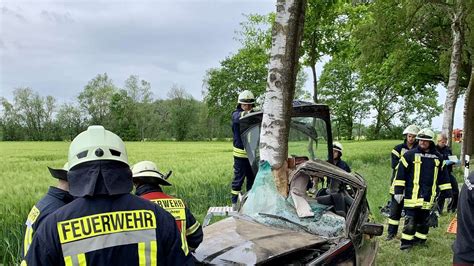 Bassum Bei Bremen Bmw Fahranf Nger Bohrt Sich Bei Unfall In Baum Auf