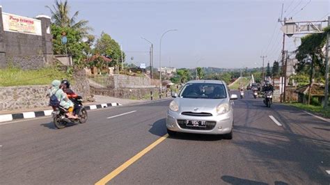 Cuaca Cerah Arus Lalu Lintas Di Jalan Raya Puncak Bogor Saat Ini Ramai