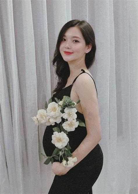 Hot girl dân tộc nổi tiếng MXH 10 năm trước nay làm mẹ đơn thân đẹp hút hồn cứ ra đường là