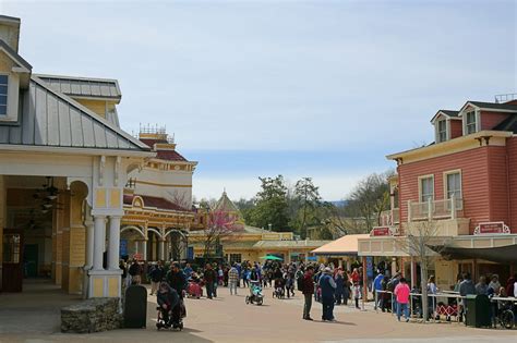 
A Guide to Experiencing the Enchanting World of Dollywood: An Unforgettable Journey Through Smoky Mountain Marvels