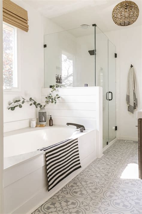 
Luxury Vinyl Tile (LVT): The Ultimate Guide to Elevate Your Bathroom