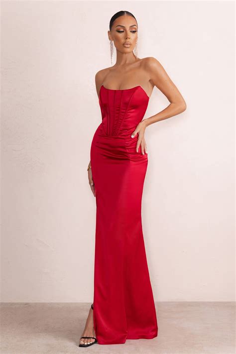 
Strapless Red: Embracing a Daring Hue