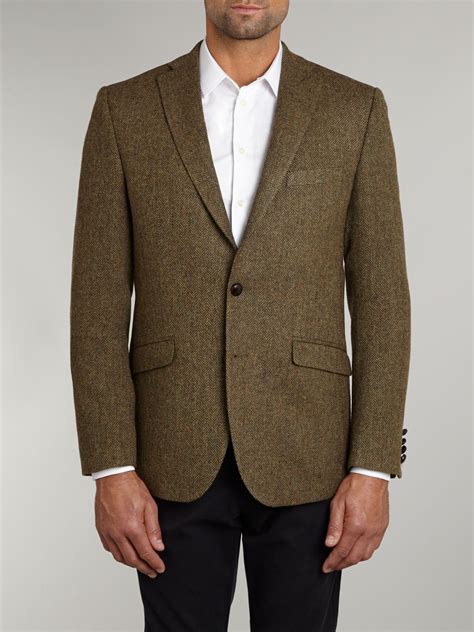 
Transition: Barbour blazers for men come in a wide range of styles, from traditional tweeds to contemporary designs. Whether you're looking for a timeless piece for formal occasions or a versatile jacket for everyday wear, Barbour has a blazer to suit your needs.