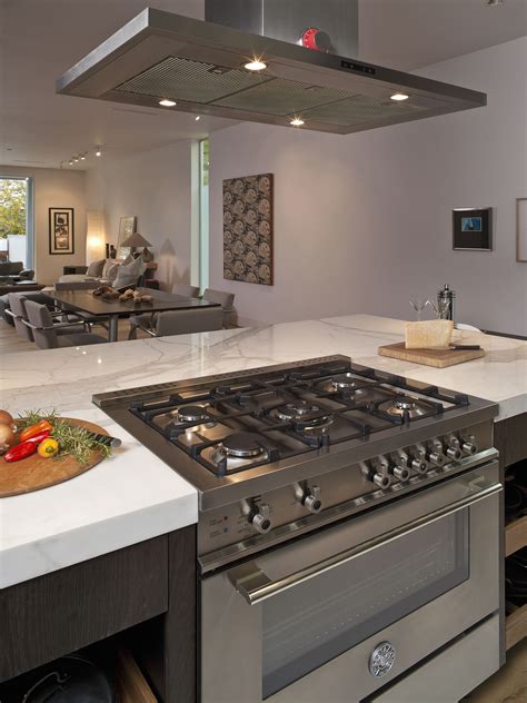 **4 Key Design Principles for the Perfect Stove in the Island Kitchen**