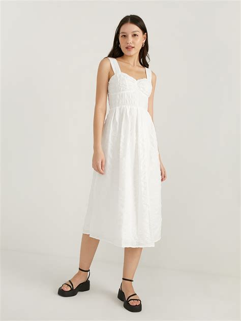 **Discover the Timeless Elegance of the White Sleeveless Dress: A Wardrobe Essential for Every Woman**