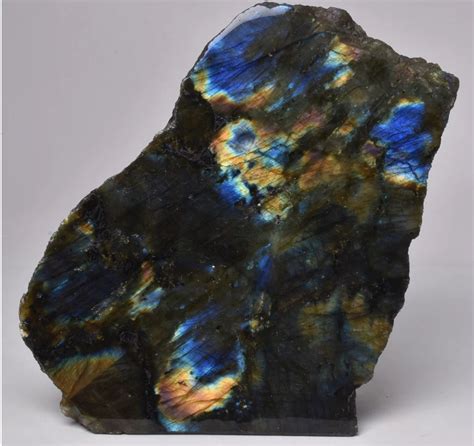 **Iridescent Essence: Unraveling the Enigmatic Hues of Labradorite**