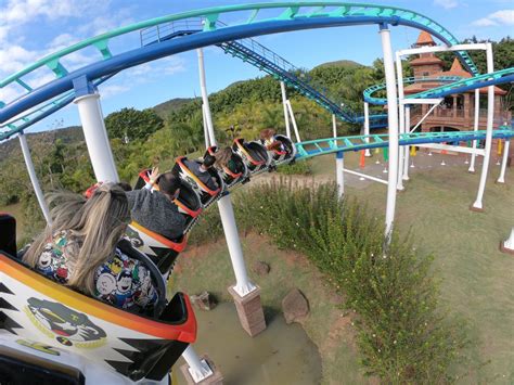 **Montanhas-Russas do Beto Carrero World: Emoção e Aventura na Terra da Magia**