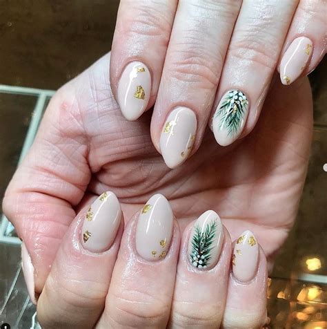 **Subtle Christmas Nails**