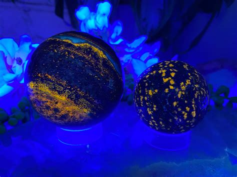 [List] 25 UV Reactive Crystals That Glow Under Black Light: