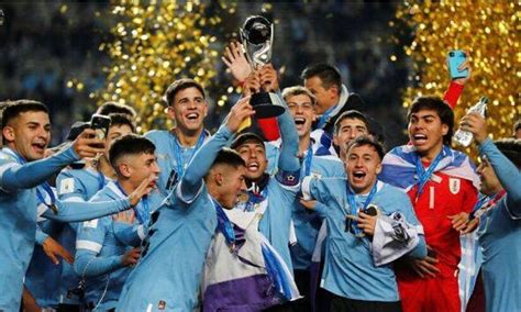 ¡Uruguay, la Celeste Olímpica: Un siglo de gloria y pasión futbolística!