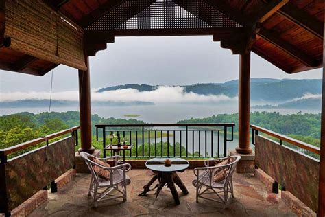 রিসোর্টস ইন শিলং: পাহাড়ের রানীর কোলে বিলাসবহুল আরাম (Resorts in Shillong: Luxurious Comfort in the 