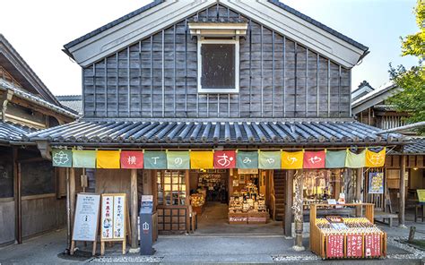 おかげ横丁でユニークなお土産と雑貨を見つけよう！