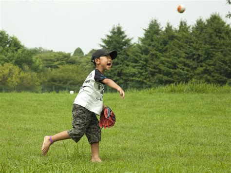 キャッチボールで遊ぼう！子供の運動能力と健康促進に役立つおもちゃ