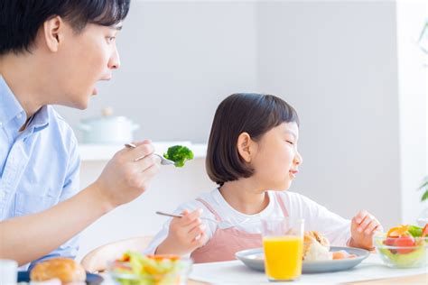 ソファでご飯を食べると食べにくい理由と対策法