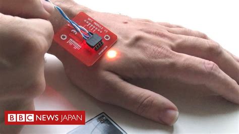 マイクロチップ人間日本：イノベーションへの道か、プライバシー侵害への懸念か？