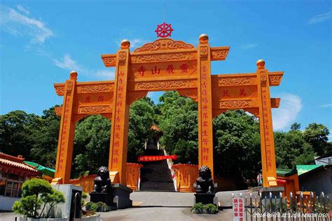 位於埔里鎮東郊的靈巖禪寺，是一座佔地廣闊且歷史悠久的佛教寺院。