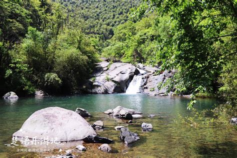 依 山 傍 水