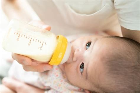 哺乳瓶の適切な飲ませ方：空気穴に注目！