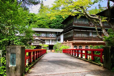 四万温泉とは