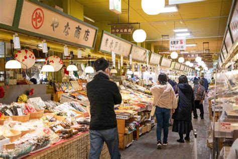 地元の市場や屋台を訪ねる: