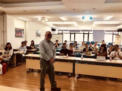 屡获殊荣的学术卓越