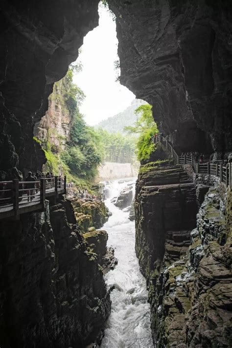 山巒中的浮動奇觀