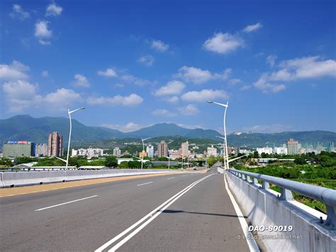 社子大橋，橫跨基隆河，連接台北市士林區和新北市社子島，是台北都會區重要的交通樞紐。