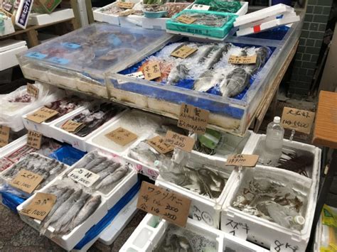 統計によると、堺町通商店街の魚屋では年間約1,000トンの魚介類が販売されています。