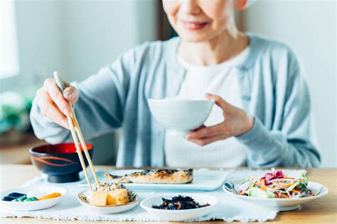 自然な食事を与える：