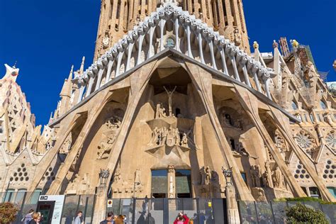 薩格拉達家族大教堂 (Sagrada Familia)：