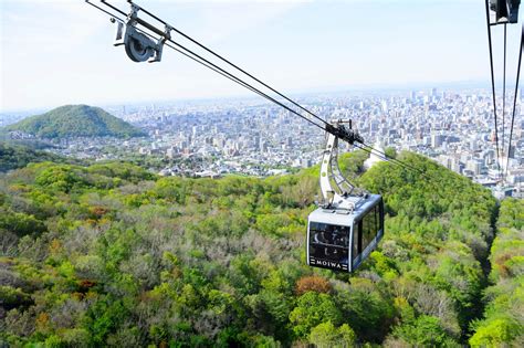 藻岩山，札幌的標誌性景點，提供城市壯麗全景。前往藻岩山的交通方式有多種，包括纜車、巴士和租車。