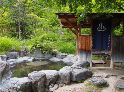 豊かな自然に囲まれた、湯治場の情緒が漂う秘湯