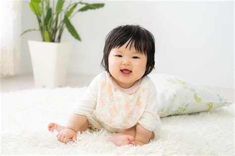 赤ちゃんのお座りが始まるのはいつから？発達の特徴と練習方法