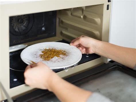 電子レンジでミルクを温める方法：安全かつ効果的なガイド