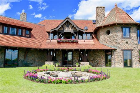 🏰 Castle in the Clouds NH: A Majestic Mountaintop Gem @ 2,300 Ft. above Sea Level