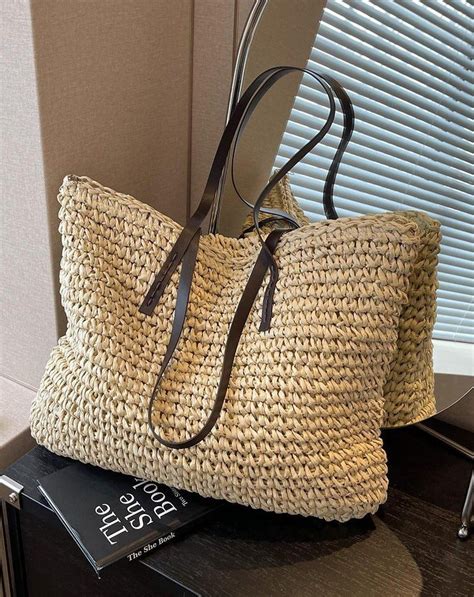  **Straw Handbags: The Epitome of Summer Chic**