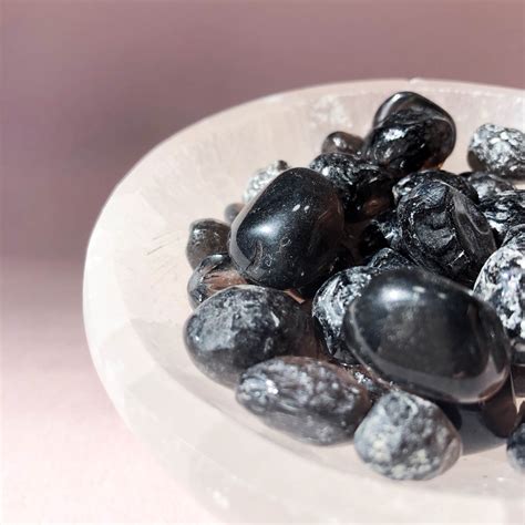  Obsidian: The Volcanic Glass at the Heart of Apache Tears 