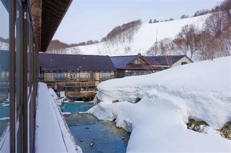 1. 中の湯溫泉旅館的溫泉有哪些功效？