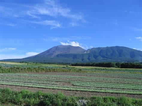 1. 雄大な浅間山の眺望