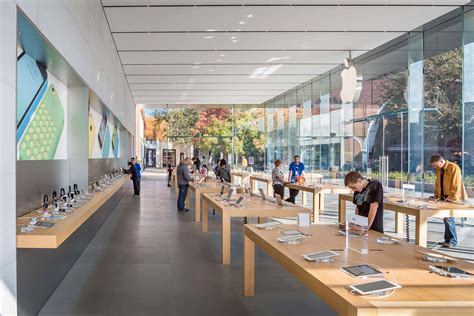 1. Apple Store