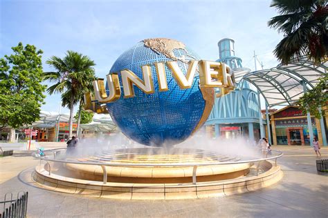 1. Awe-Inspiring Entrance to Universal Studios Singapore