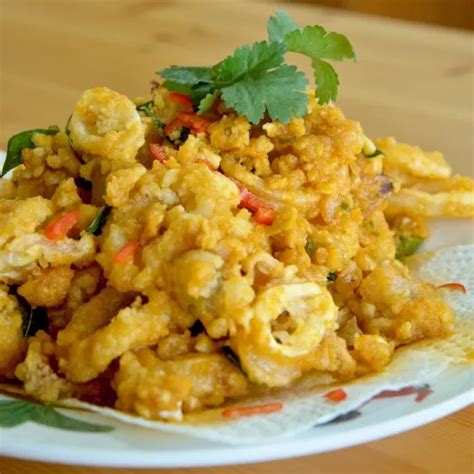 1. Crispy Fried Squid with Salted Egg Yolk ($16.80)