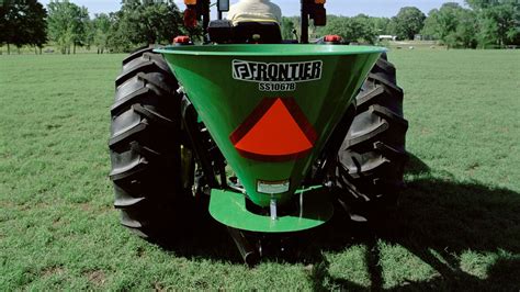 1. Earthwise 26-Pound Broadcast Spreader