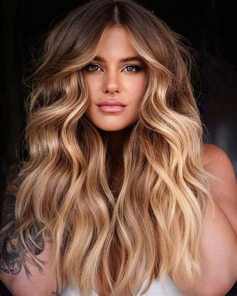 1. Golden Honey Blonde: A Classic Fall Staple