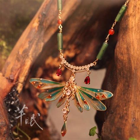 1. Insect-Themed Jewelry: A Subtle Touch of Nature