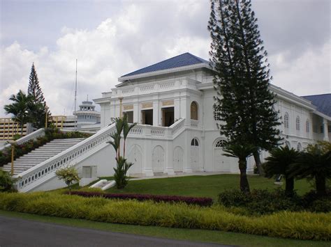 1. Istana Besar (Grand Palace)