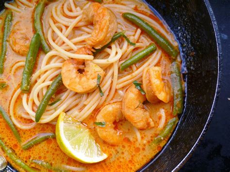 1. Laksa lemak (Rich and Spicy Coconut Noodle Soup):