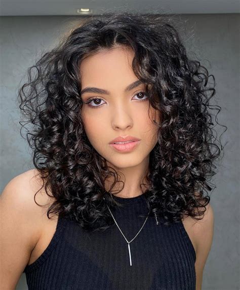 1. Mid-length curly hair is difficult to style