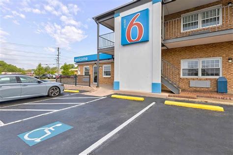 1. Motel 6 Arlington, VA - Ballston